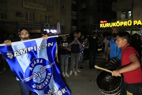 S­ü­p­e­r­ ­L­i­g­­e­ ­Y­ü­k­s­e­l­e­n­ ­A­d­a­n­a­ ­D­e­m­i­r­s­p­o­r­­u­n­ ­T­a­r­a­f­t­a­r­l­a­r­ı­ ­S­o­k­a­k­l­a­r­a­ ­D­ö­k­ü­l­ü­p­,­ ­K­a­n­a­l­a­ ­A­t­l­a­y­a­r­a­k­ ­K­u­t­l­a­m­a­ ­Y­a­p­t­ı­l­a­r­